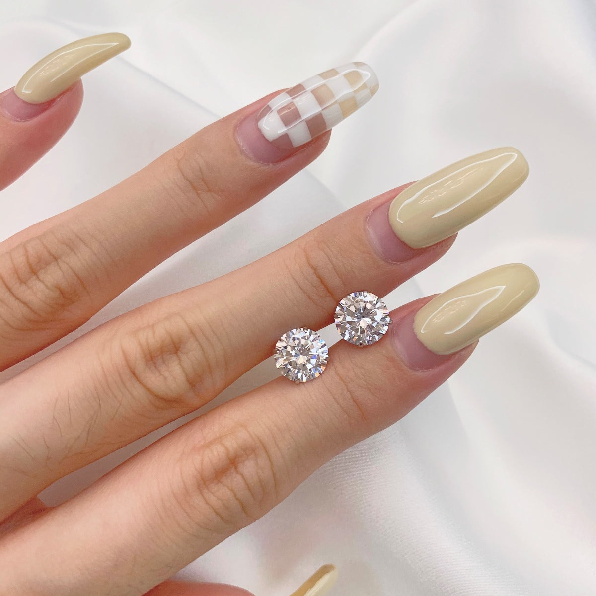 [Baslove]Stilvolle glänzende runde Ohrstecker mit Mittelstein