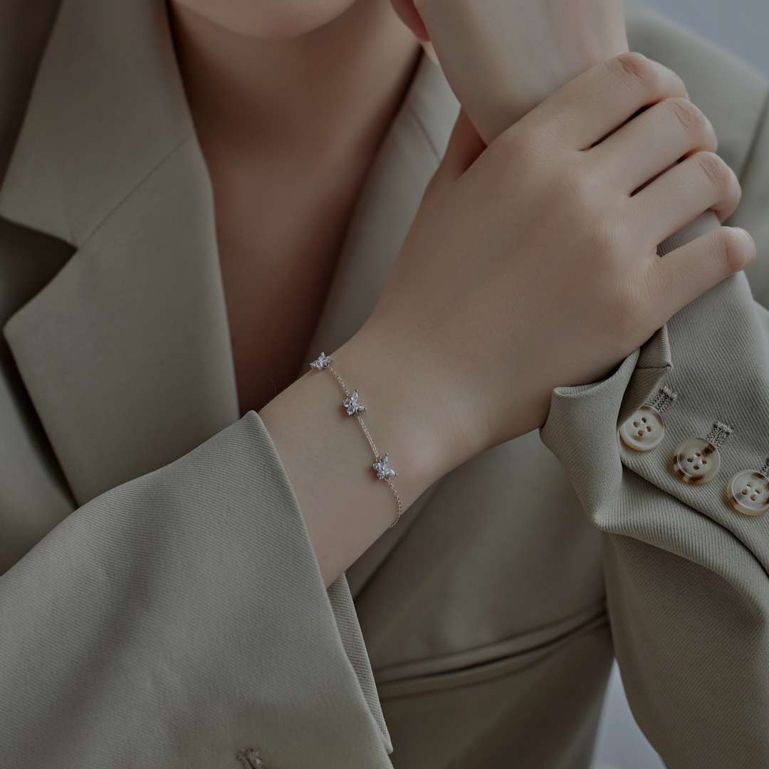 [Baslove]Halskette in Form eines strahlenden Schmetterlings