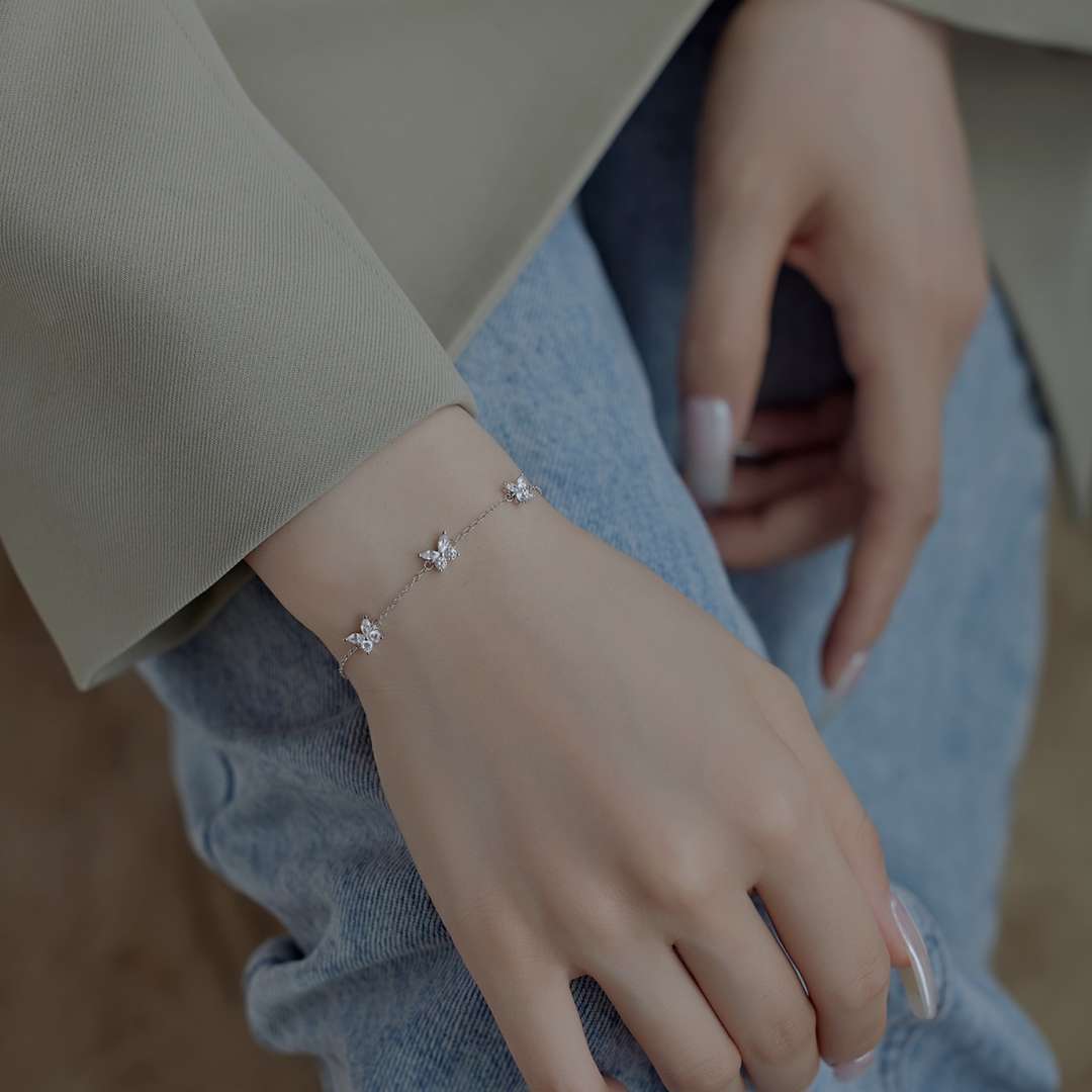 [Baslove]Halskette in Form eines strahlenden Schmetterlings