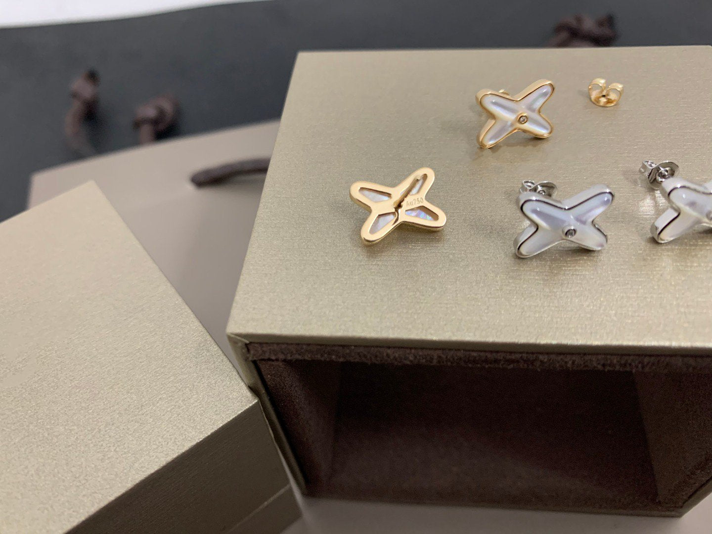 [Violet JW]JEUX DE WHITE MOP SILVER DIAMOND EARRINGS